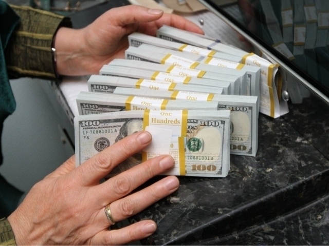 Dollar kursi ketma-ket törtinçi kun kötarildi