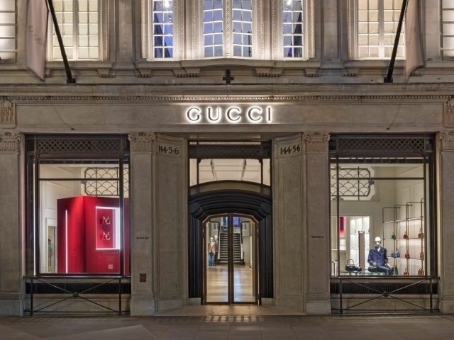 Gucci савдоси “ўлди”. Бренд эгаси юздан ортиқ дўконларни ёпди