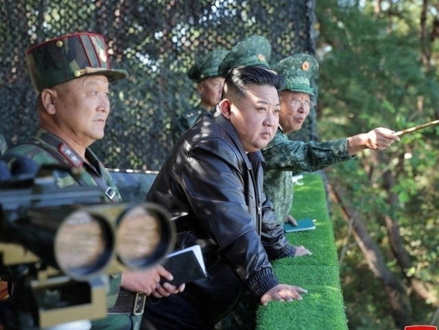 Kim Çen In armiyaning jangovar şayligini oşirişni buyurdi