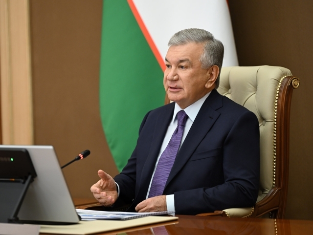 Расман: Президент алифбони такомиллаштириш бўйича қонунни имзолади