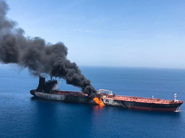 Ummon Hormuz böğozida yonayotgan neft tankeridan 25 kişini qutqardi