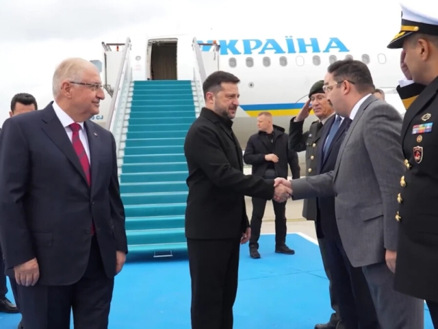 Zelenskiy Istanbulga bordi
